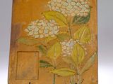 une photo d'une assiette jaune et blanche décorée de fleurs