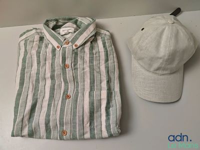 un chapeau, une chemise et une casquette de baseball posés sur une table