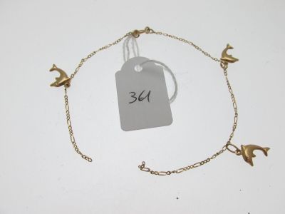 un bracelet en or orné d'oiseaux, avec une étiquette de prix attachée