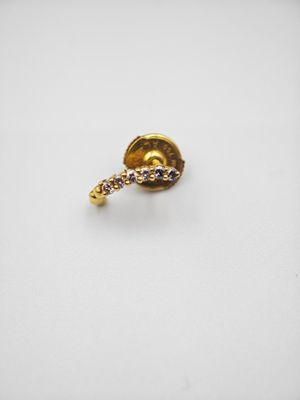 une photo d'une boucle d'oreille plaquée or sertie de diamants