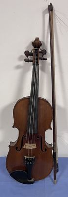 un violon et un archet posés sur une table bleue