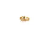 gros plan d'une bague en or sur fond blanc