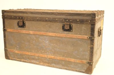 une vieille malle posée par terre