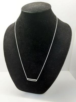 Pendentif en argent avec chaîne en argent.