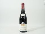 une bouteille de vin posée sur une table