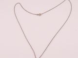 un collier en argent avec un pendentif en forme de cœur au bout d'une chaîne
