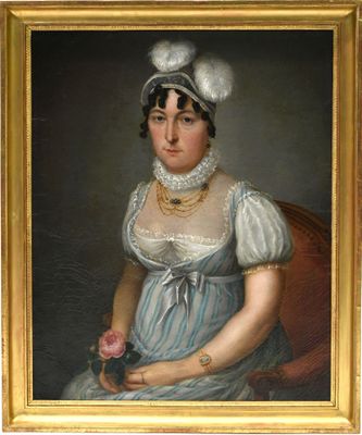 portrait d'une femme en robe bleue tenant une rose à la main
