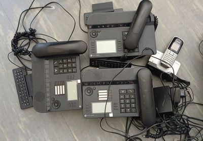 MATERIELS DE TELEPHONIE dont standards, téléphones sur socle…