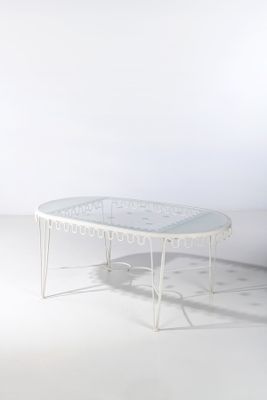 une table blanche avec un plateau en verre sur fond blanc