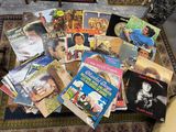un grand nombre de livres posés sur une table
