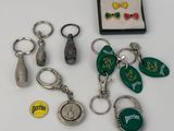 tout un tas de porte-clés posés sur une table