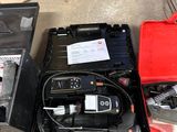 de nombreux outils de toutes sortes éparpillés par terre