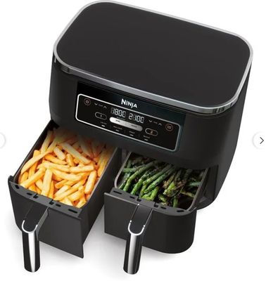 une photo d'une friteuse à air chaud noire avec deux plateaux remplis d'aliments