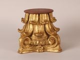 une image représentant un tabouret doré avec un assise marron