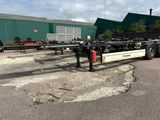 une semi-remorque garée sur un parking