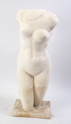 sculpture en marbre représentant un torse féminin nu posé sur un socle en marbre