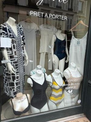 une vitrine de magasin avec des mannequins et des robes à l'intérieur