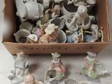 de nombreuses figurines dans une boîte, posées sur une table