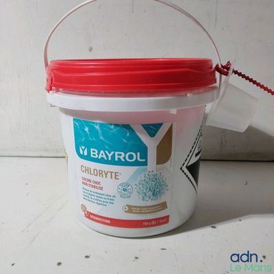 un seau en plastique avec un couvercle rouge posé sur une table blanche