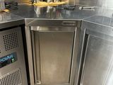 un plan de travail en acier inoxydable dans un coin de la cuisine