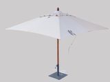 un parapluie blanc avec un manche en bois sur fond gris