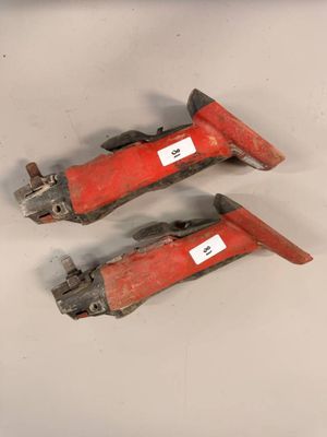 une paire de skis rouges sur une surface blanche