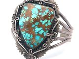 Gros plan sur une bague ornée d'une turquoise