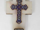 une croix accrochée au mur, à côté d'un anneau accroché au mur