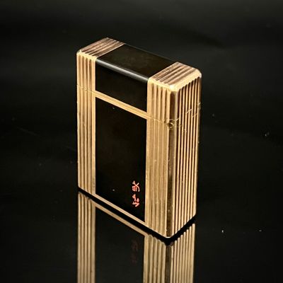 un briquet posé sur une surface noire