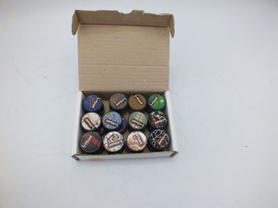 une boîte contenant tout un tas de capsules de bouteilles