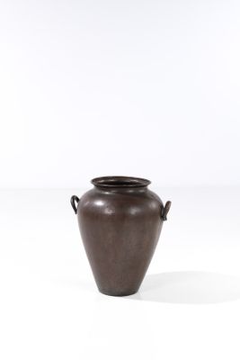 un vase marron muni d'anses, sur un fond blanc