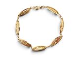un bracelet en or orné de perles ovales sur fond blanc