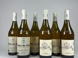 six bouteilles de vin sont alignées dans une rangée