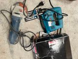 une photo d'une boîte à outils posée par terre