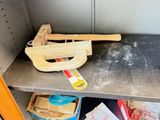 une étagère métallique sur laquelle sont posés tout un tas d'objets