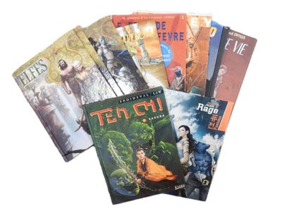 un grand nombre de livres posés sur une table