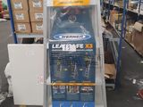 un présentoir d'outils dans un magasin, destinés à la vente