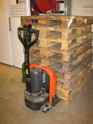 une pile de palettes avec une fourche et un chariot élévateur à fourche
