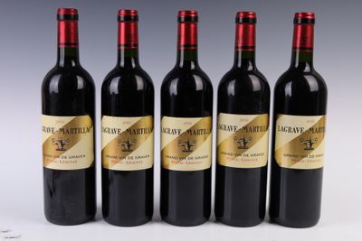 quatre bouteilles de vin sont alignées