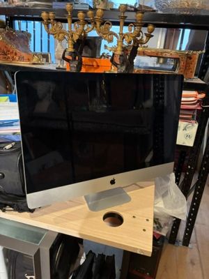 un écran d'ordinateur posé sur une table en bois