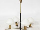 un lustre en laiton et en verre à cinq ampoules