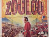 une vieille affiche de cinéma représentant un homme en uniforme rouge debout devant une foule de soldats
