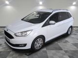 La Ford Grand Tourer blanche est garée sur un sol à damier