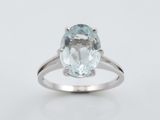 une pierre ovale de couleur aigue-marine sertie dans une bague en or blanc