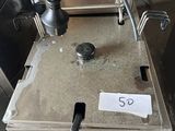 une photo d'une friteuse professionnelle installée dans une cuisine