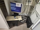 une photo d'un bureau d'ordinateur avec un écran et un clavier