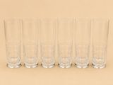 six verres sont alignés sur une surface beige