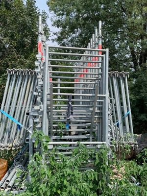 un tas d'ordures dans le jardin, à côté d'une clôture