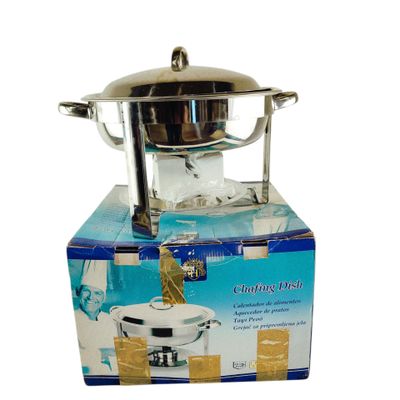 un pot en argent posé sur une boîte, sur un fond blanc