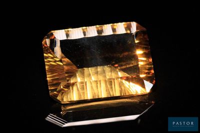 gros plan d'un diamant jaune sur une surface noire
